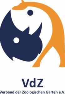 Das Logo des Verbands der Zoologischen Gärten e. V. zeigt zwei stilisierte Tierköpfe in Dunkelblau und Orange, die einander zugewandt sind. Darunter stehen die Abkürzung „VdZ“ und der ausgeschriebene Verbandsname. 