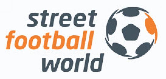 Fußball und Schriftzug streetfootballworld. Logo der Kampagne. Quelle: streetfootballworld.org
