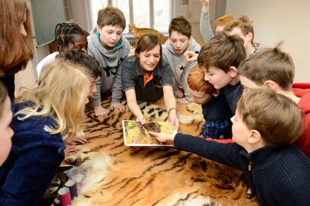 Kindergruppe mit Leiterin in der Tierparkschule Berlin. Quelle: Tierpark Berlin