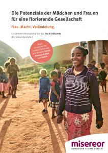 Frauen in Madagaskar. Eine Frau läuft auf die Kamera zu und lächelt, im Hintergrund spielen Kinder draußen in  der Sonne. Quelle: Misereor.