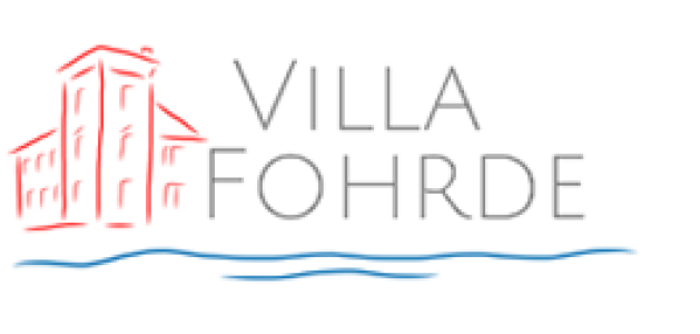 Logo der Villa Fohrde: Links ist ein mehrstöckiges Gebäude mit Türmchen und Fenstern als rote Umrisszeichnung dargestellt. Rechts daneben steht der Schriftzug "VILLA FOHRDE" in grauen Großbuchstaben. Darunter verläuft eine blaue, wellenförmige Linie, die an Wasser erinnert