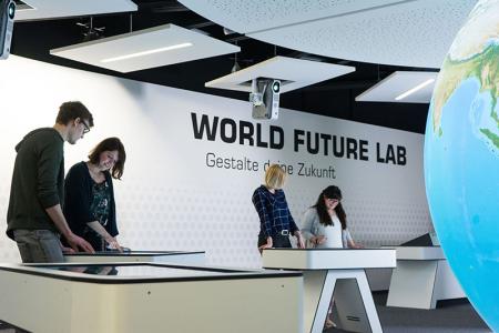 Spielerinnen und Spieler im World Future Lab – Die Welt im Mittelpunkt. Quelle: klimahaus-bremerhaven.de