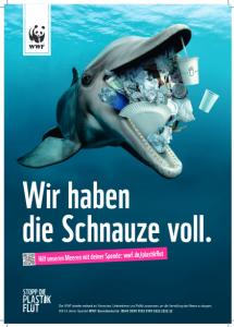 Delfin mit Plastikmüll im geöffneten Maul. WWF Anzeige zur Kampagne "Wir haben die Schnauze voll". Quelle: wwf.de