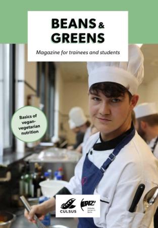 Auf dem Bild ist ein junger Koch zu sehen, der in einer Küche steht. Daneben steht auf English die Überschrift: Beans & Greens – Basics vegan-vegetarischer Ernährung.