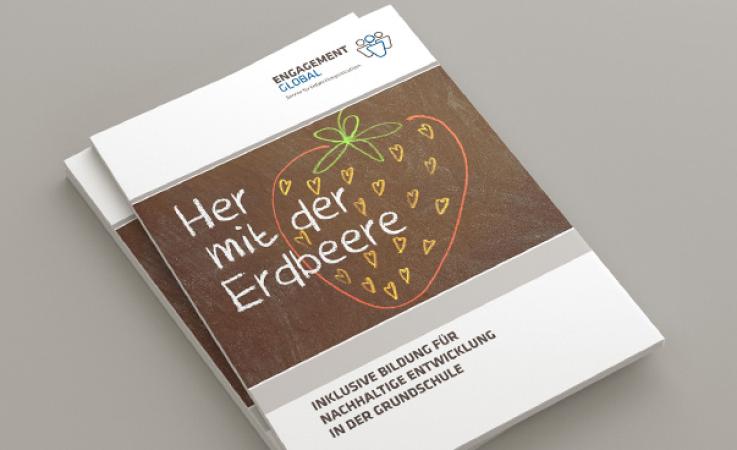 Zu sehen ist das Cover des Bildungsmaterials, auf dem eine große Erdbeere abgebildet ist. 