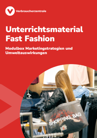 Titelbild der Verbraucherzentrale: „Unterrichtsmaterial Fast Fashion – Modulbox Marketingstrategien und Umweltauswirkungen“. Darunter ein Foto einer Person beim Einkaufen mit einer großen durchsichtigen Tasche mit der Aufschrift „Shopping Bag“, gefüllt mit Kleidung.