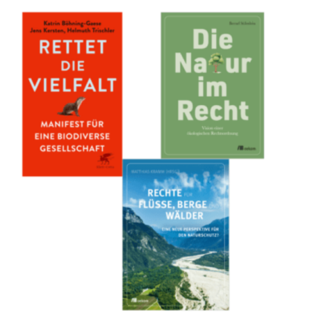Drei Buchcover zum Thema Naturschutz: links rotes Cover „Rettet die Vielfalt“, rechts grünes „Die Natur im Recht“, unten blaues mit Landschaft „Rechte für Flüsse, Berge, Wälder“. Inhalte thematisieren Biodiversität und Rechte der Natur.