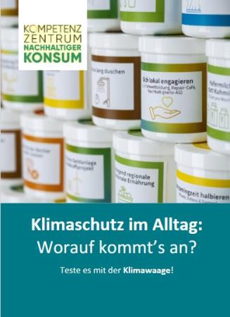 Cover eines Bildungsmaterials des Kompetenzzentrums Nachhaltiger Konsum. Zu sehen sind mehrere Behälter mit Symbolen und kurzen Texten zu nachhaltigem Alltagshandeln. Titel: „Klimaschutz im Alltag: Worauf kommt’s an? Teste es mit der Klimawaage!“