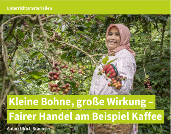 Titelbild der Unterrichtsmaterialien „Kleine Bohne, große Wirkung – Fairer Handel am Beispiel Kaffee“. Eine lächelnde Frau mit Kopftuch steht zwischen Kaffeepflanzen und hält einen Zweig mit roten Kaffeekirschen. Der Titel ist in weißer Schrift auf grünem Hintergrund in der unteren Bildhälfte platziert.