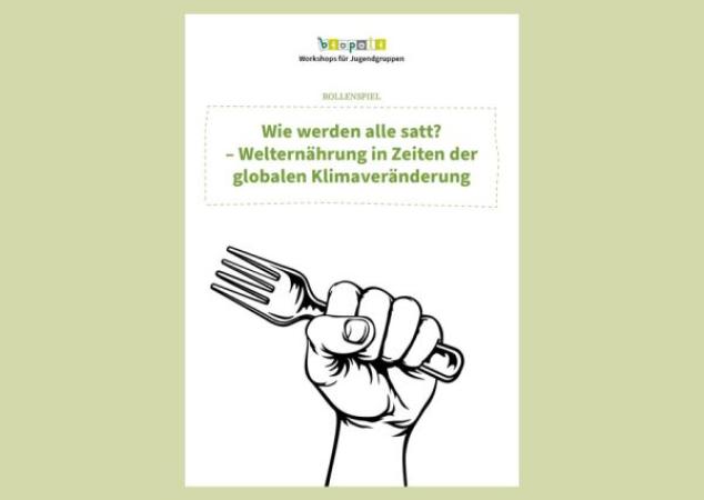 Titelbild eines Bildungsmaterials mit dem Titel: „Wie werden alle satt? – Welternährung in Zeiten der globalen Klimaveränderung“. In der Mitte ist eine schwarz-weiße Zeichnung einer Hand zu sehen, die eine Gabel wie ein Protestsymbol hochhält. Oben steht: „Workshops für Jugendgruppen“, herausgegeben von „biopoli“.