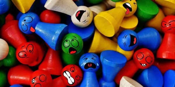 Viele Spielfiguren mit verschiedenen Gesichtern
